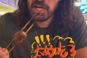 亚当斯社媒晒品尝中国美食vlog：我承认我有个中国胃